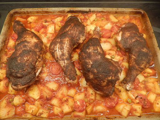 Hähnchenschenkel auf Tomaten und Kartoffelwürfel