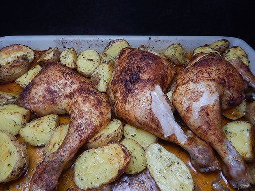 Hähnchenschenkel auf Knoblauchkartoffeln