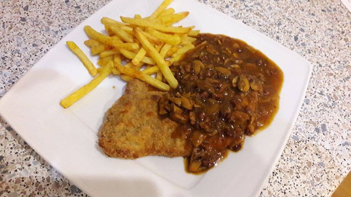 Jägerschnitzel mit Pommes