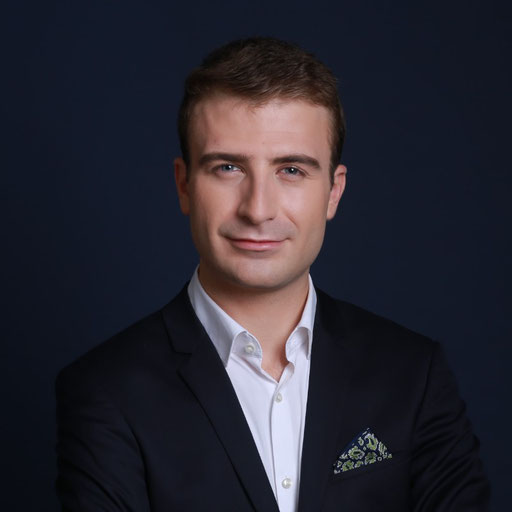 Ronan DUMAS-LABBÉ est président de Francophonie sans frontières. De nationalité française, il est l'ancien directeur du Réseau des Correspondants, des Partenariats et des Financements Internationaux chez FSF. 