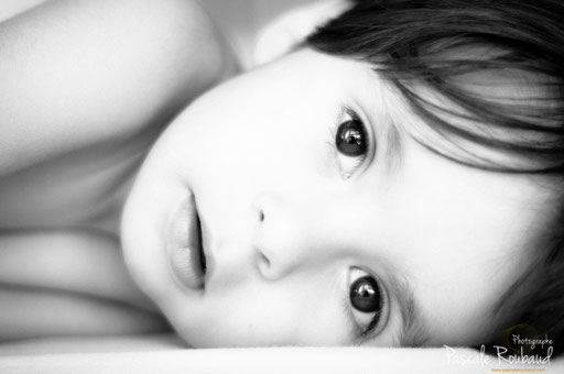 Portrait en noir et blanc lumière naturelle
