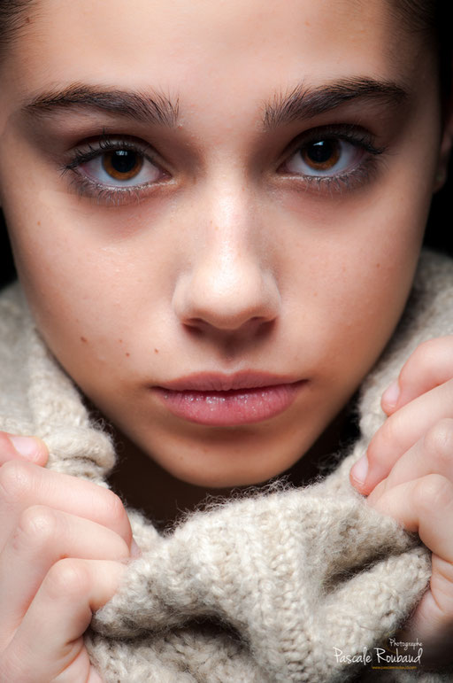 Portrait d'une jeune fille prise en studio très rapproché