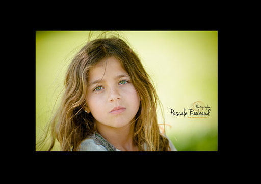 Portrait d' une petite fille aux yeux verts avec l herbe verte