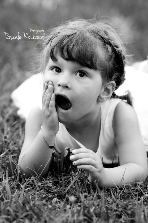 Portrait noir et blance d'une petite fille s'exclaffant