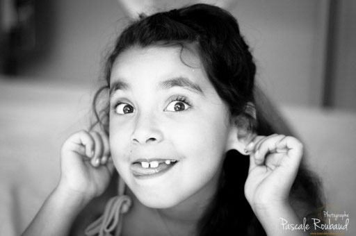 Portrait en noir et blanc d'une enfant lumière du jour