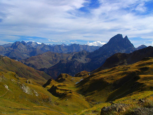 Vue de l'Ossau au dessus du lac d'Aule - www.le-refuge-des-marmottes.com