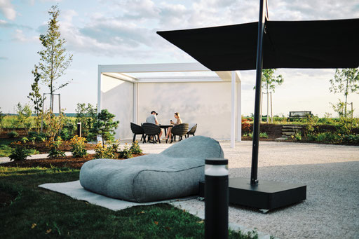 Sonnenschirm, Outdoor Möbel und Lamellendach in unserer Ausstellung in Osterhofen