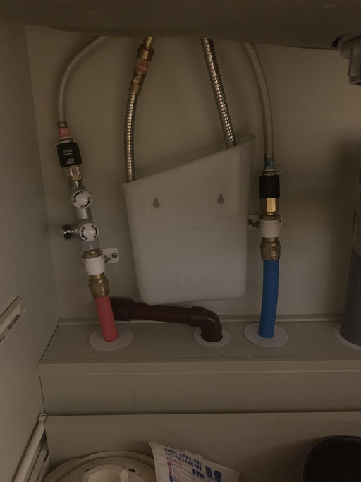 ④シンク下の止水栓(給水・給湯の2箇所)を正面から撮影した画像