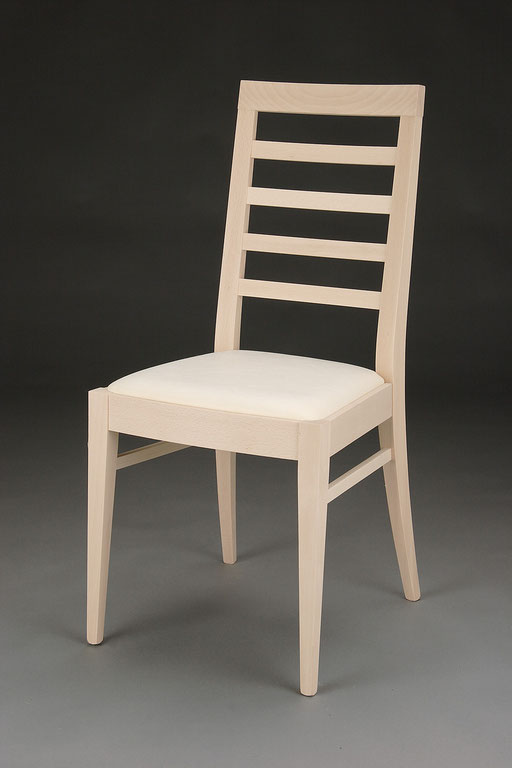 Stuhl Modell HC 104 in Buche! Maße: 53 cm tief, 45 cm breit, 97 cm hoch, 46 cm Sitzhöhe