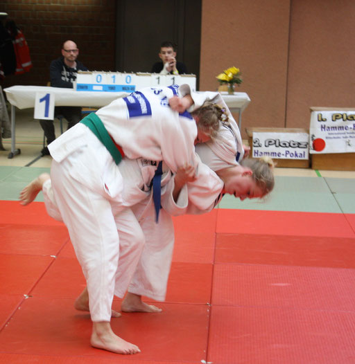 Chiara-Sue Pätzold mit blauem Gürtel im erfolgreichen Wurfansatz (Finale).