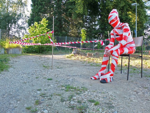 GRENZSTATION Neuhausen. Performative Installation während der Ausstellungseröffnung BLURRING BOUNDARIES, Kunstverein Neuhausen, Rupert-Mayer-Kapelle,  73765 Neuhausen. 13. Juni 2015. Foto: Jonnie Döbele