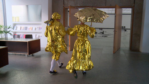LA PLAISIR - Menuet à Deux mit Rüdiger Scheiffele, Anschließend Tanz mit dem ﻿Publikum. 29.8.2015  Württembergischer Kunstverein Stuttgart im Rahmen der Mitgliederausstellung 2015 - " AKTIONSRAUM. Ein Raum, ein Labor-viele Aktionen". Still: Jonnie Döbele