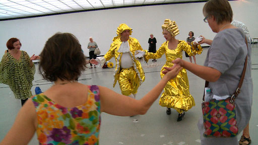 LA PLAISIR - Menuet à Deux mit Rüdiger Scheiffele, Anschließend Tanz mit dem ﻿Publikum. 29.8.2015  WKV Stuttgart im Rahmen der Mitgliederausstellung 2015 - " AKTIONSRAUM. Ein Raum, ein Labor - viele Aktionen". ﻿Still: Jonnie Döbele