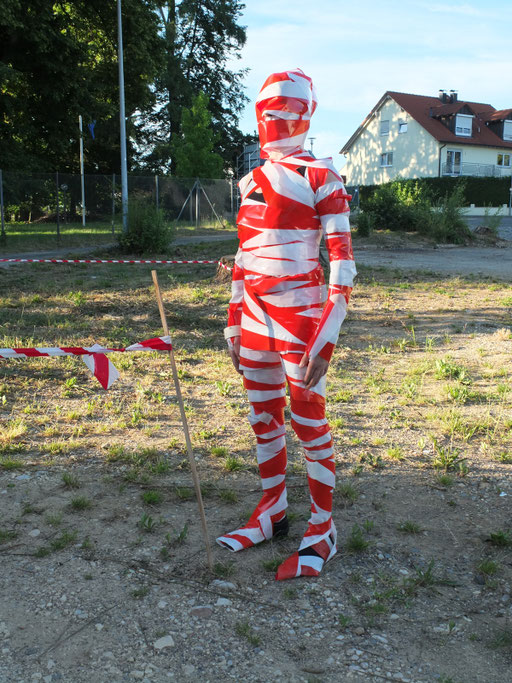 GRENZSTATION Neuhausen. Performative Installation während der Ausstellungseröffnung BLURRING BOUNDARIES, Kunstverein Neuhausen, Rupert-Mayer-Kapelle,  73765 Neuhausen. 13. Juni 2015. Foto: Susanne Jakob