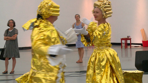 LA PLAISIR - Menuet à Deux mit Rüdiger Scheiffele, Anschließend Tanz mit dem ﻿Publikum. 29.8.2015  WKV Stuttgart im Rahmen der Mitgliederausstellung 2015 - " AKTIONSRAUM. Ein Raum, ein Labor - viele Aktionen". Still: Jonnie Döbele