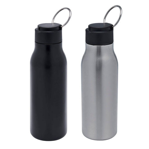 CODIGO TMPS 171 Cilindro metálico de una pared y tapa de plástico con cierre de rosca. Incluye aro metálico en la tapa que funciona como asa. Terminado mate. MATERIAL ACERO INOXIDABLE/PLÁSTICO. MEDIDA 6.5 X 21 CM CAPACIDAD 600 ML