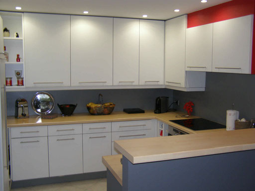 Rénovation de meuble de cuisine avec portes hautes et basses en stratifié frêne blanc.
