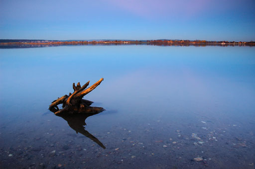 Windstiller See zur blauen Stunde