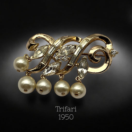 Vintage TRIFARI BROOCH Rhinestones Faux Pearl Dangles - lovely Crown Trifari gold bar-style brooch -jewel for collection - Art.240/7