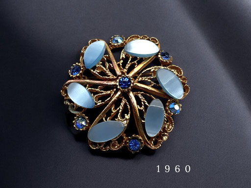 1960s glowing blue baby Thermoset Romantic Flower Brooch with crispy AB sparks - Shades of blue and gold - Art.439/7