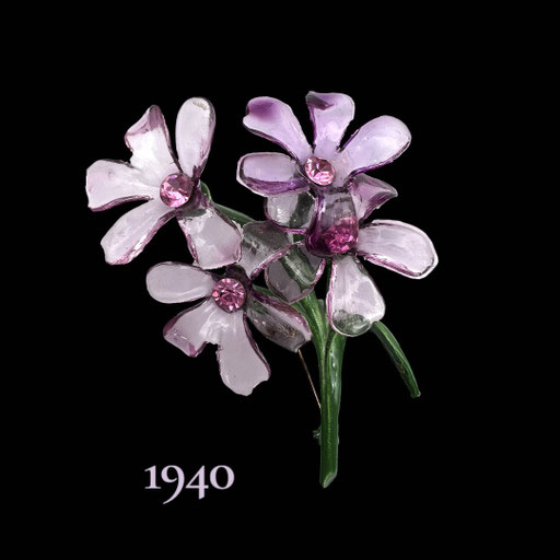Absolutely gorgeous 40s Violet bouquet flowers w/molded blooms & enamel Brooch - great Retro allure-Art.497/7