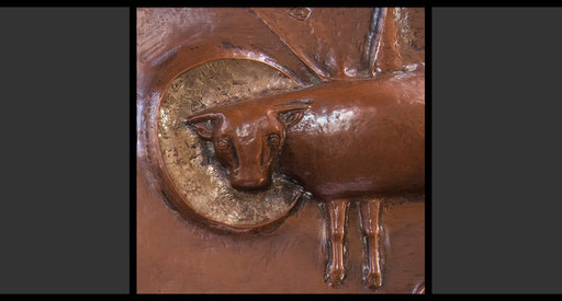 Die vier geflügelten Wesen - Stier« (Detail) Tabernakelumkleidung, Treibarbeit in Kupfer, 1953-54