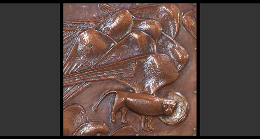 »Die vier geflügelten Wesen - Löwe« (Detail) Tabernakelumkleidung, Treibarbeit in Kupfer, 1953-54