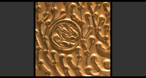 »Gequälte befreien - Hände mit Dornen« (Detail) Tabernakelumkleidung, Treibarbeit in Kupfer, feuervergoldet, 1963-64