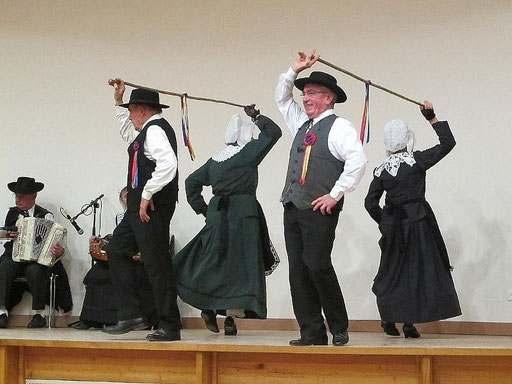la guimbarde danse folklorique les ménestrels sarladais groupe folklorique en dordogne danse et musique  chants traditionnel folklorique costumes traditionnels occitan folklore en périgord noir