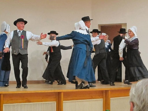 groupe folklorique en dordogne les ménestrels sarladais danse et musique  chants traditionnel folklorique costumes traditionnels occitan folklore en périgord noir