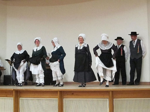  groupe folklorique en dordogne les ménestrels sarladais danse et musique  chants traditionnels folklorique costumes traditionnels occitan folklore en périgord noir