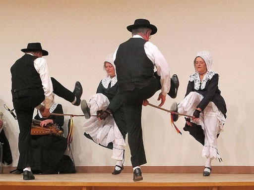 l groupe folklorique en dordogne les ménestrels sarladais danse et musique  chants traditionnel folklorique costumes traditionnels occitan folklore en périgord noir