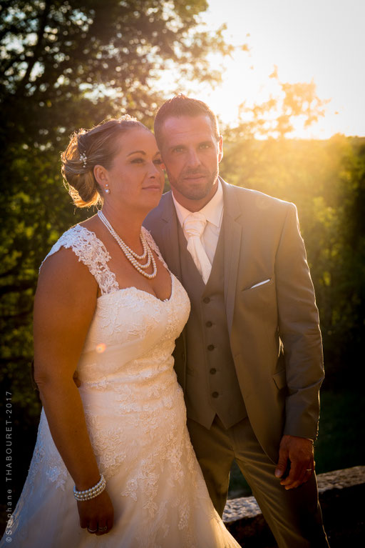 Photographie de mariage posée au soleil couchant, en région lyonnaise