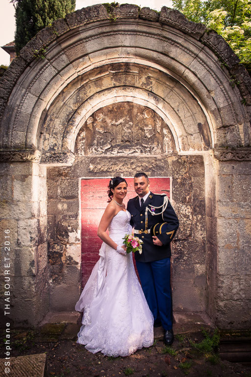 Photographie de mariage posée sur l'île Barbe, à Lyon