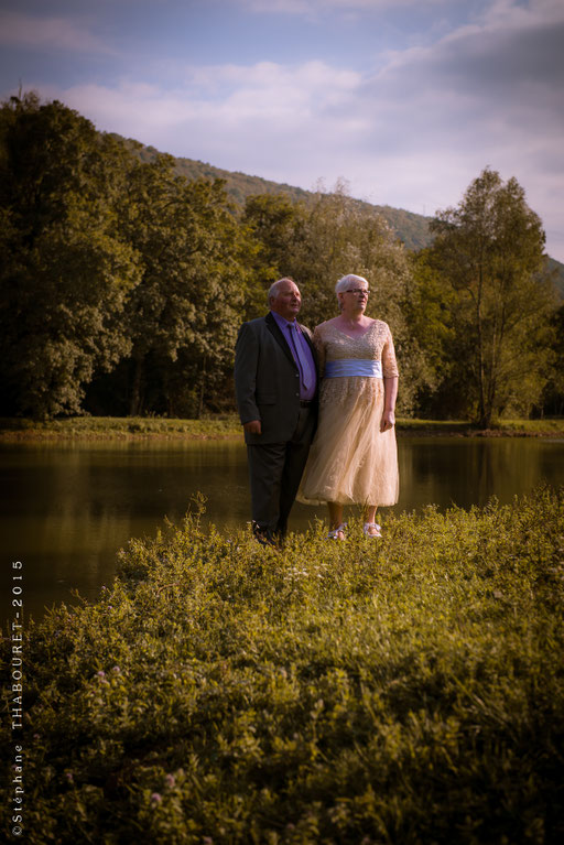 Photographie de mariage posée dans le parc d'un château du Bugey