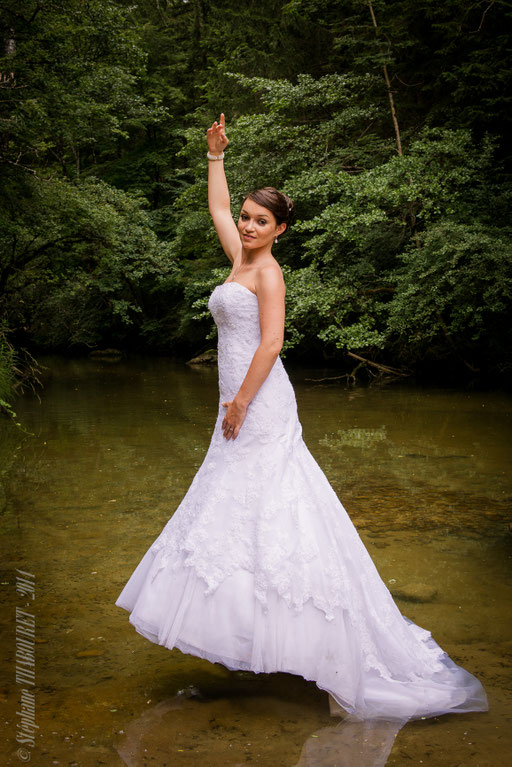 Photographie de mariage posée, expérience "Trash the Dress" en milieu naturel, du côté d'Artémare
