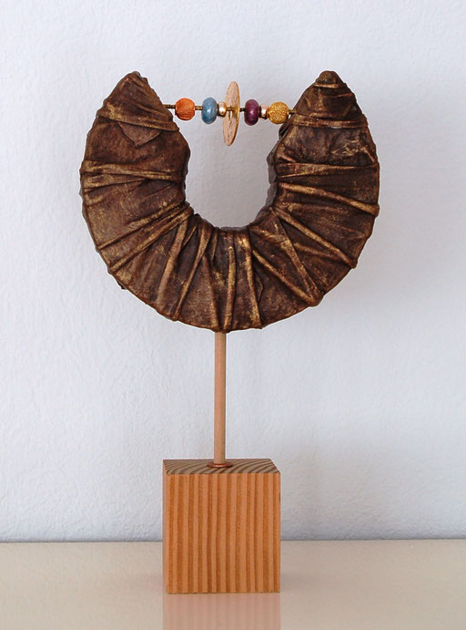 "Glasperlen", Holzsockel, Styropor, Dekorationshärter, Glasperlen, ca. 45 cm hoch