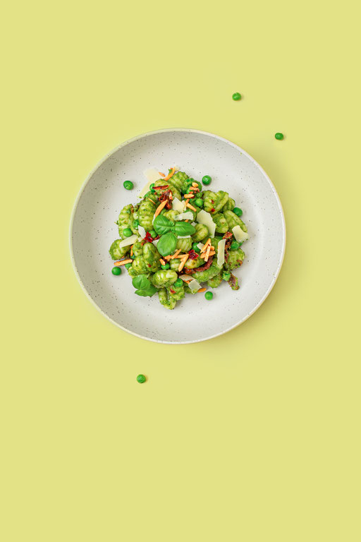 "Gnocchi mit Erbsen-Minz-Pesto - Aktion Schotenschätze" Rezeptentwicklung, Styling & Fotografie für Dussmann Food Services