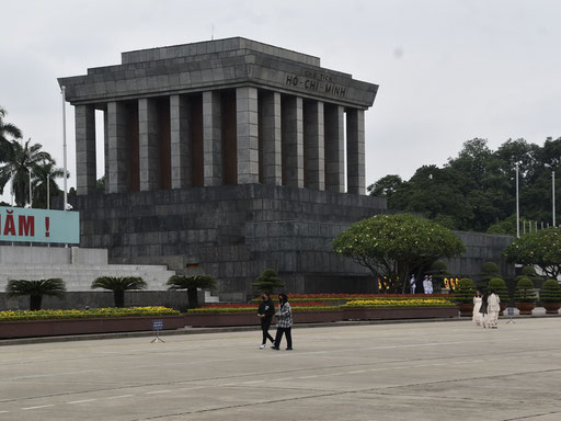 Het mausoleum bevindt zich aan het Ba Dinh-plein.
