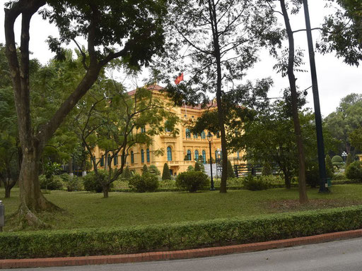 Presidentiële Paleis direct achter het Mausoleum, waar Ho Chi Minh zelf uiteindelijk nooit geleefd heeft.