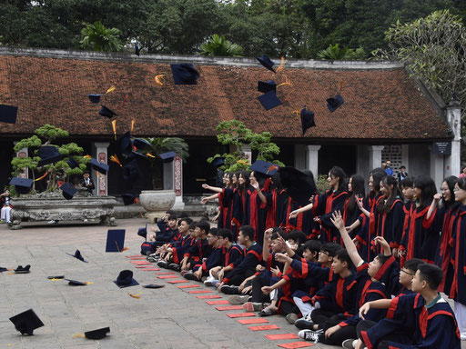 Vietnamese studenten komen traditioneel samen en maken een afstudeerfoto in de Tempel van de Literatuur.