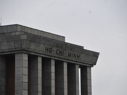 De woorden "Chủ tịch Hồ Chí Minh" (president Ho Chi Minh) waren gegraveerd met donkerrode jadesteen