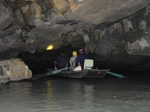 het roeien van een traditionele sampan-boot in uitgestrekte grottennetwerken