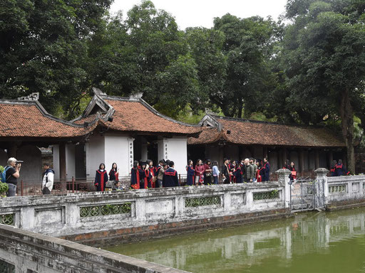 De derde binnenplaats heeft in het midden een vijver, de Thien Quang Tinh (Bron van het Hemelse Licht). 