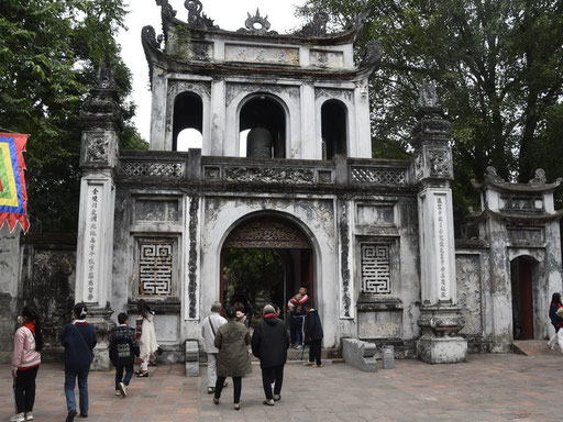 De ingang is aan Quoc Tu Giam Street. De hoofdpoort, Van Mieu Mon, geeft toegang tot het 2,5 ha grote terrein.