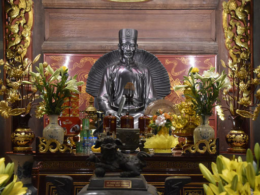 De aanbiddings balie in de Keizerlijke Academie en het standbeeld van Chu Van An.