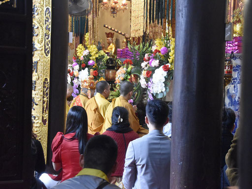 Vol trekking van een boeddhistisch huwelijk in de tempel Chùa Diên Hựu bij het Ho Chi Minh Complex 