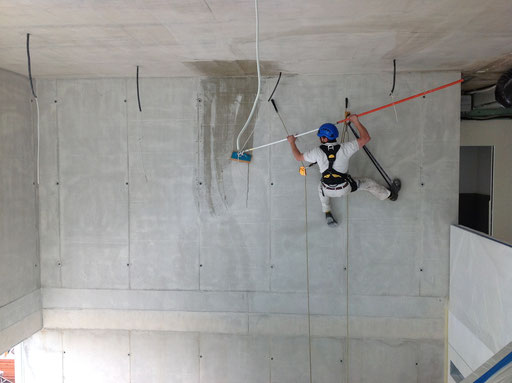 pittura su pareti e soffitto vano scale