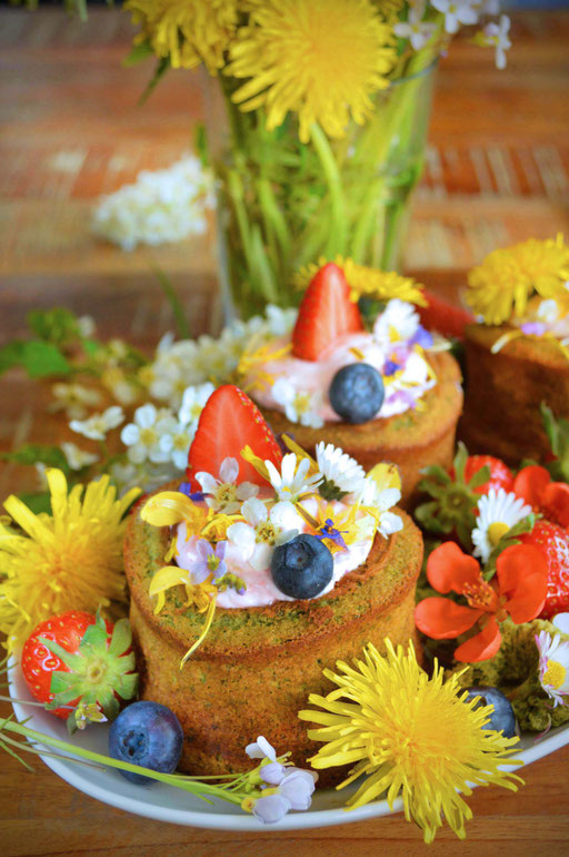 Brennnesselkuchen mit Erdbeeren 