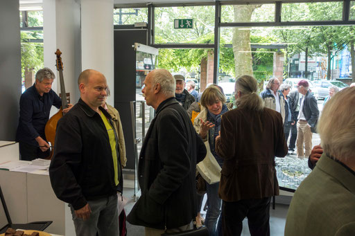 Vernissage: Florian Neuner im Gespräch mit einem Gast